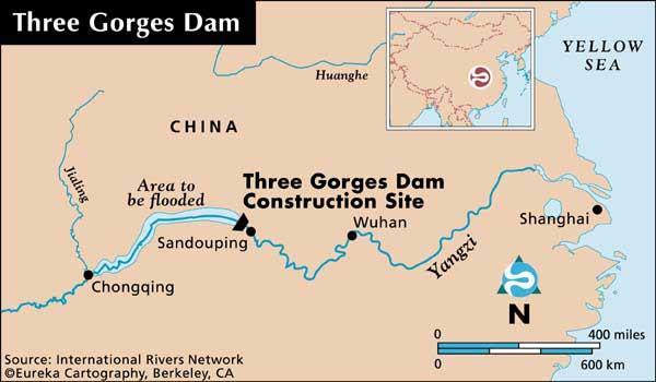 Επίσης για την κατασκευή του απαιτήθηκε η αλλαγή της ροής του ποταμού Yangtze ενός από τους μεγαλύτερους του κόσμου, σε πολλά σημεία και η καταστροφή 153.