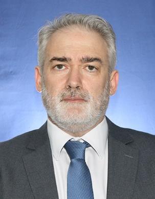 Ο Πέτρος Νικάκης είναι πτυχιούχος του Οικονομικού Τμήματος της Νομικής Σχολής του Πανεπιστημίου Αθηνών και Απόφοιτος του Μεταπτυχιακού Προγράμματος Διοίκησης Επιχειρήσεων της ΕΕΔΕ.