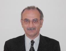 Ο Ιωάννης Αυγουστάκης, Μηχανικός Μεταλλείων ΕΜΠ, άρχισε την επαγγελματική του πορεία το 1982 στον Όμιλο PECHINEY. Το 1991 αναλαμβάνει καθήκοντα Διευθυντή Προσωπικού στον Όμιλο CIMENTS FRANCAIS.