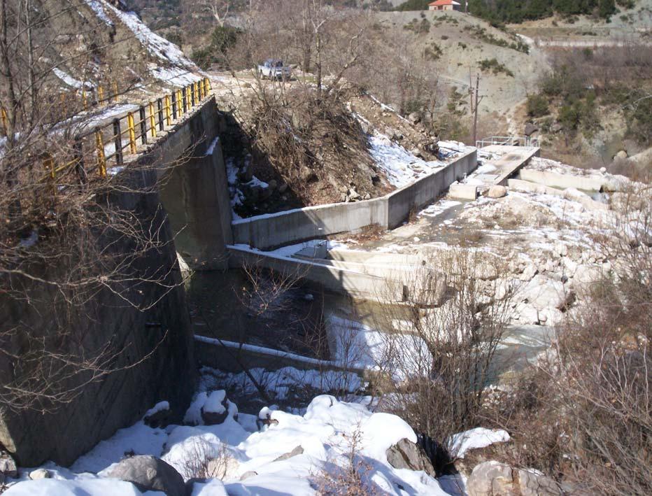 ΚΥΡΙΑ Υ ΡΟΛΗΨΙΑ Η Κύρια Υδροληψία αποτελεί µια τυπική υδροληψία ενός Μικρού ΥΗΕ και περιλαµβάνει: