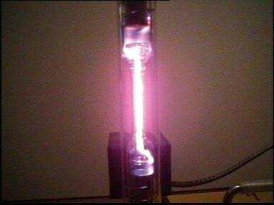 Εκποµπή του φωτός Τα άτοµα σε µία λυχνία αερίου διεγείρονται µε: Θέρµανση Ηλεκτρική εκκένωση Απορρόφηση φωτονίων Ε 2 Ε 1 διέγερ ρση αποδιέγ γερση E= hν = E 2 E 1 λυχνία Η 2 Εκποµπή