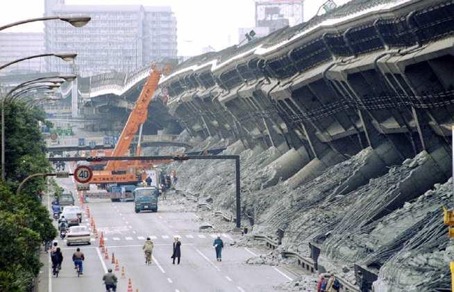 Γέφυρα Fukae, Kobe Ιαπωνίας, 995 Η πρώτη αστοχία αφορά στην περίπτωση της κατάρρευσης της γέφυρας Fukae κατά την οποία η θεµελίωση παρέµεινε τελείως άκαµπτη, κατά την διάρκεια του σεισµού Kobe, µε