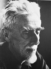 Maurits Cornelis Escher MAURITS CORNELIS ESCHER Απεικονίζοντας το αδύνατο ΠΡΟΛΟΓΟΣ Στην κοινή πορεία της τέχνης με τα μαθηματικά, καταλυτικό ρόλο διαδραμάτισε ο εικαστικός καλλιτέχνης M.C.Escher, ο οποίος με το «μαθηματικό ένστικτο» που διέθετε, κατάφερε να προσδώσει στους πίνακές του ένα μοναδικό ύφος.