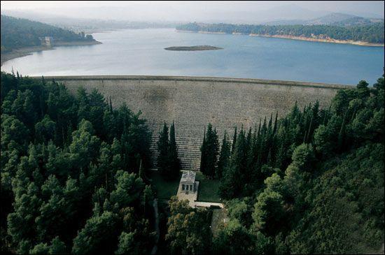 Μαραθώνα συνδέθηκε με το υδραγωγείο της φυσικής λίμνης Υλίκης προκειμένου να καλυφθούν οι ανάγκες σε νερό.