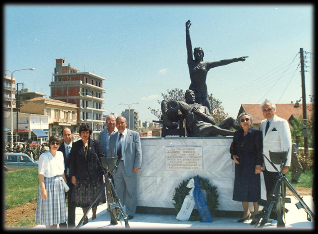 24 Μαΐου 1987 Αποκαλυπτήρια του αγάλματος του Αντώνη και της Δόμνας Βισβίζη.