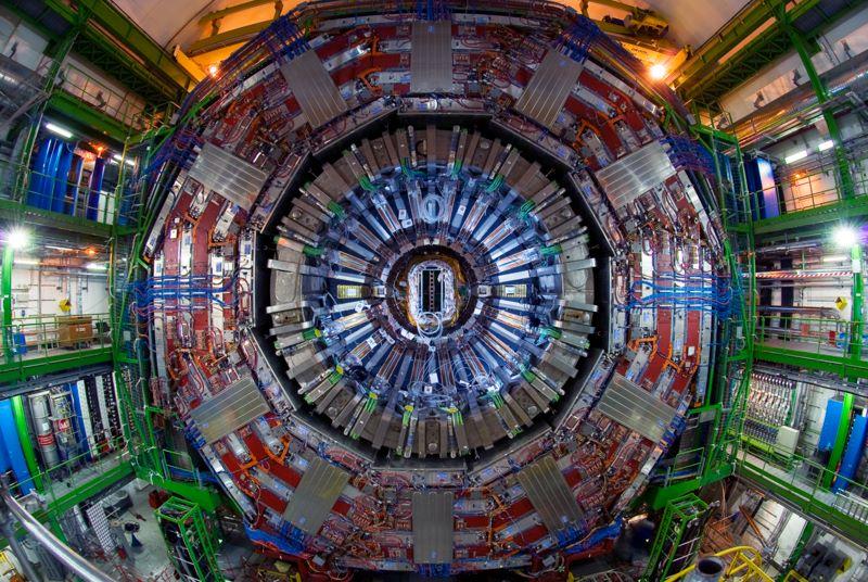 1.2 Ο ανιχνευτής CMS (Compact Muon Solenoid) Ο ανιχνευτής CMS είναι ένας ανιχνευτής γενικής χρήσης στο Μεγάλο Αδρονικό Επιταχυντή (LHC), ο οποίος είναι εγκατεστημένος 1 m κάτω από το έδαφος.