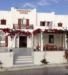Pandrossos Hotel 2* Με θέα στη θάλασσα και το ηλιοβασίλεμα, το Pandrossos Hotel διαθέτει κλιματιζόμενα δωμάτια με δωρεάν