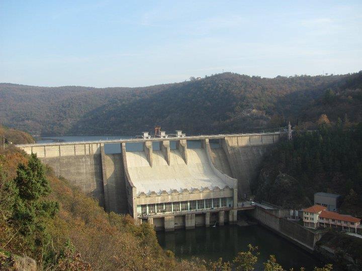 Σχήμα 3.7. Φράγμα Ιβαύλοβγκραντ επί του π. Άρδα, στην Βουλγαρία. Πηγή: http://upload.wikimedia.org/wikipedia/commons/b/b0/ivaylovgrad-dam-wall.