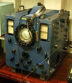 2.1.2 Το ραδιογωνιόµετρο. Το ραδιογωνιόµετρο (Radio Direction Finding RDF), αποτελεί το παλαιότερο ραδιοναυτιλιακό βοήθηµα. Η χρήση του χρονολογείται από τον Α Παγκόσµιο Πόλεµο.