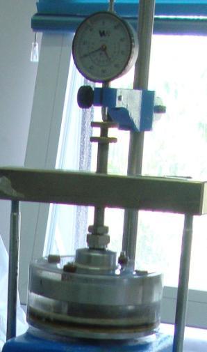 Στις παρακάτω εικόνες φαίνεται η διαδικασία τοποθέτησης του δοκιμίου στη συσκευή του συμπιεσόμετρου (α) (β) (γ) Εικόνα 4.1.