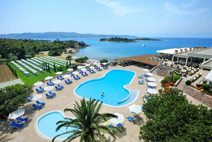 Στο Hinitsa Bay, μέλος της αλυσίδας AKS Hotels, θα απολαύσετε φιλοξενία υψηλών προδιαγραφών μετά από διαδρομή 187χλμ. από την Αθήνα.