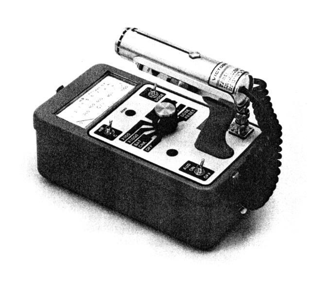 Slika 9.9. Prenosni brojač sa GM cevi. Instrument se može koristiti sa raznim GM i scintilacionim detektorima da se meri alfa, beta, gama i X zračenje. Očitavanje u mr/h.