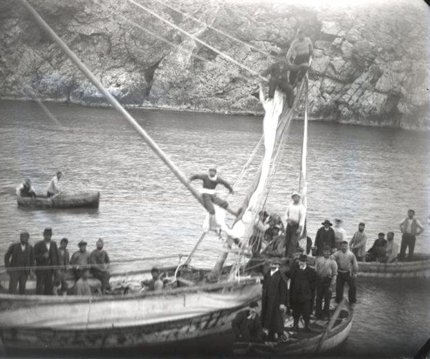 The sponge divers from the island of Syme perform the first undersea archaeological excavation to rescue all the treasures of the ancient ship,