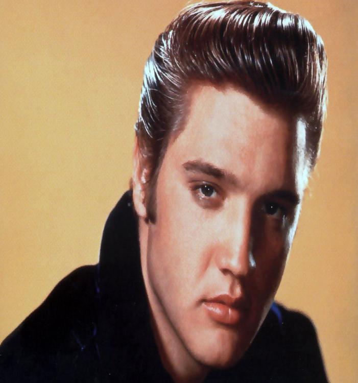 50 ετών.ο Elvis Presley ήταν το πρώτο πραγματικό rock & roll αστέρι παγκοσμίως. Ένας λευκός από το Νότο τραγούδησε με τέτοιο ξεχωριστό τρόπο blues, ξεπερνώντας τα όρια της αμερικανικής μουσικής.