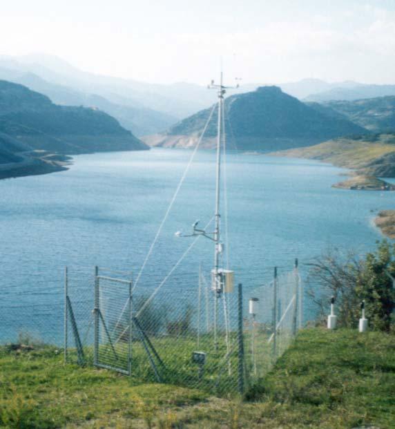 ΜΕΤΡΗΣΗ ΒΡΟΧΟΠΤΩΣΕΩΝ (Αυτόµατος τρόπος) ΑΥΤΟΜΑΤΟΣ ΤΗΛΕΜΕΤΡΙΚΟΣ ΜΕΤΕΩΡΟΛΟΓΙΚΟΣ ΣΤΑΘΜΟΣ Καταχωρητής δεδοµένων (data logger) Μεταφορά µετρήσεων σε υπολογιστή (σε οµαλή λειτουργία µέσω τηλεφωνικής