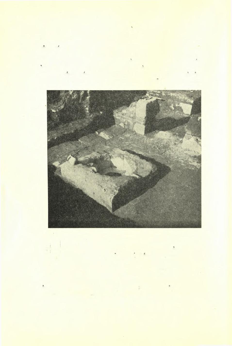 134 Πρακτικά τής Αρχαιολογικής 'Εταιρείας 1954 αυτής δυο ώμους (είκ. 2), παρουσιάζει σχετικώς μικρόν πάχος (0.60) φέρει δ έσωτερικώς κτιστόν πεζοΰλλιον, πλάτους 0.34 καί ύψους 0.55 μ.