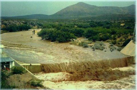 ΚΕΦΑΛΑΙΟ 1: ΕΙΣΑΓΩΓΗ αιολικής διάβρωσης ενώ κατά μήκος των ποταμών, και στις όχθες των ρεμάτων διαβρώνεται το έδαφος με τις πλημμύρες.