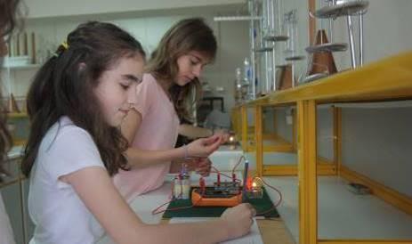 Πρωτότυπα και εντυπωσιακά πειράματα στα άρτια εξοπλισμένα εργαστήρια Φυσικής - Χημείας - Βιολογίας. Επίδειξη πίστας FLL και F1 in Schools.