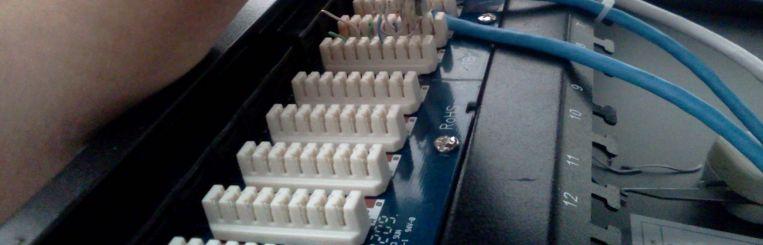 πάνω στις ειδικές εγκοπές του patch panel,