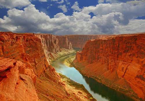 Grand Canyon Το Grand Canyon, αυτό το μεγαλόπρεπο σκηνικό με τις αλλεπάλληλες χαράδρες, τα απόκρημνα τοιχώματα και τους θεόρατους βράχους με τις αλλόκοτες μορφές, διαμορφώθηκε από τη διάβρωση που