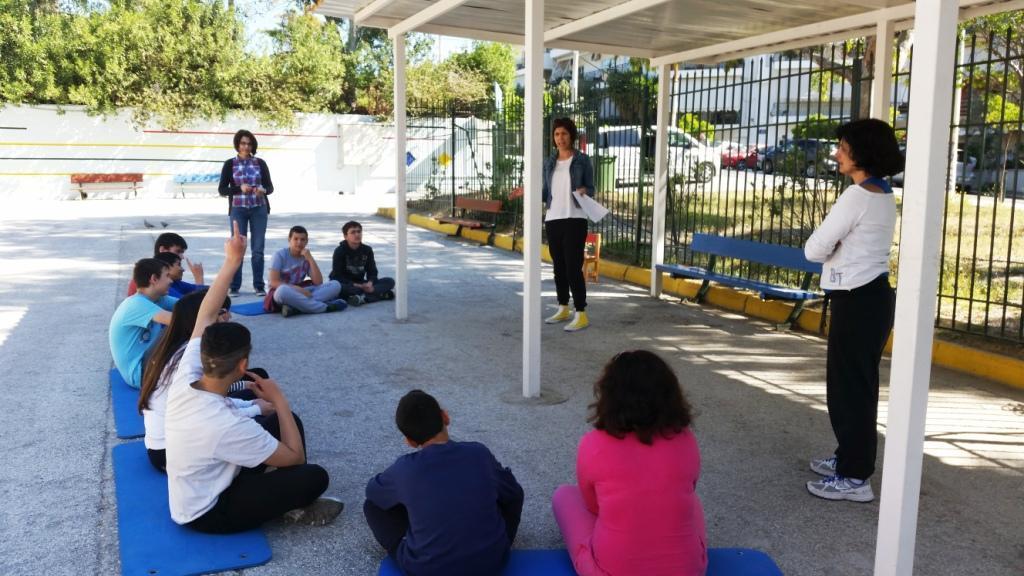 «Πώς φαντάζεστε ότι είναι η αυλή του σχολείου;» «Πώς είναι το παγκάκι;» Ο εμψυχωτής ζητάει από τα παιδιά να γράψουν ή να ζωγραφίσουν τι μπορεί να υπάρχει πάνω στο παγκάκι σε μορφή γκράφιτι.