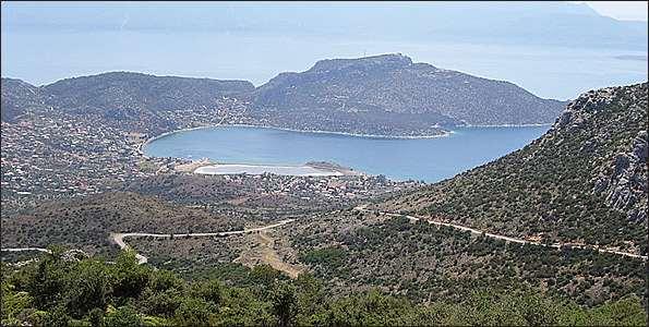 www.alkyonideshotel.gr Άγιος Νικόλαος Δίπλα στην Αλυκή βρίσκεται η μεγαλύτερη από τις παραλίες της περιοχής, την οποία σπάνια «πιάνει» αέρας.