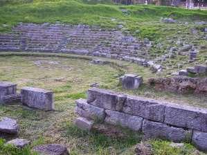 Αρχαίο Θέατρο Ορχομενού http://www.orchomenos.gr Στην ΒΑ πλευρά του Θολωτού τάφου βρίσκεται το αρχαίο θέατρο του Ορχομενού που χρονολογείται στον 4ο αι. π.x και ενδεχομένως συνδέεται με την εποχή επέκτασης των τειχών της πόλης από τους Μακεδόνες.
