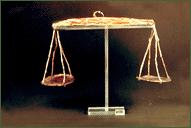 Ζυγίσεις και ζυγοί Χρυσή ζυγαριά που βρέθηκε στις Μυκήνες Η χρήση των μετάλλων στις εμπορικές συναλλαγές έγινε με τον καιρό πολύ συνηθισμένη, γιατί τα μέταλλα ήταν πιο ανθεκτικά, έπιαναν λιγότερο