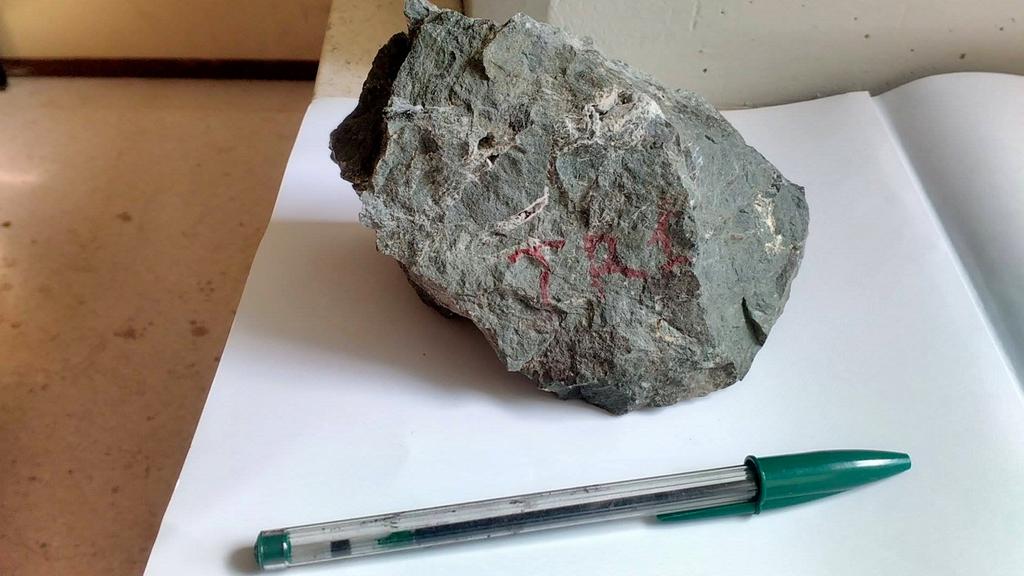 Στη θέση NTR1 τα δείγματα παρουσιάζουν φαινοκρυστάλλους χρωμιούχων σπινελίων και τα διάφορα έγκοιλα που