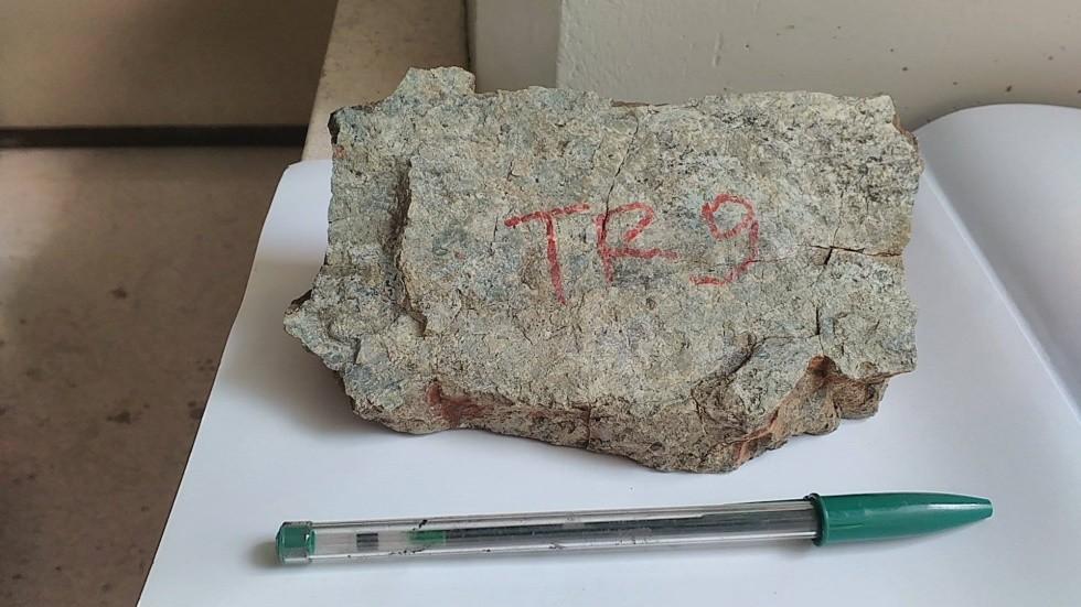 Είναι πολύ δύσκολο να διαχωριστεί το αν προέρχονται από Δουνίτη η Χαρτσβουργίτη μακροσκοπικά, εκτός εάν έχουν διατηρηθεί υπολειμματικοί κρύσταλλοι των