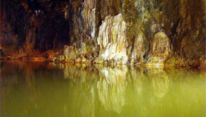 (στη φωτογραφία απεικονίζονται τα υπόγεια νερά που ανακάλυψαν επιστήμονες στο Οντάριο, νερά ηλικίας τουλάχιστον 1,5 δισεκατομμυρίων ετών) Μόλυνση νερών Μια άλλη μορφή επιβάρυνσης των επιφανειακών και