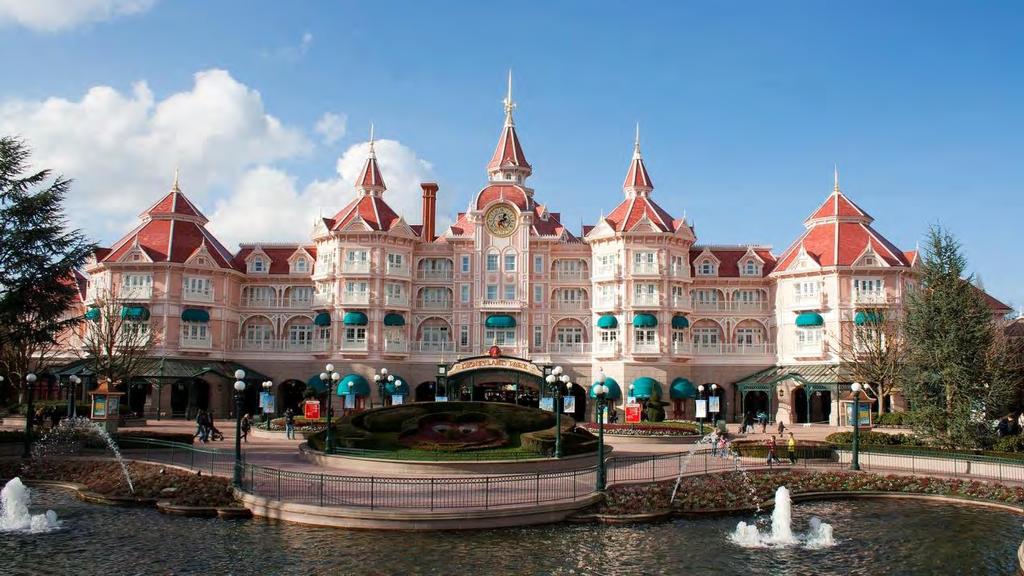 [18] Disneyland Paris Πηγή : Προσωπικό αρχείο Τα εξωαστικά θεματικά πάρκα συναντώνται τόσο σε πόλεις με σχετικά φτωχή πολιτισμική κληρονομιά, που αναζητούν κάτι να