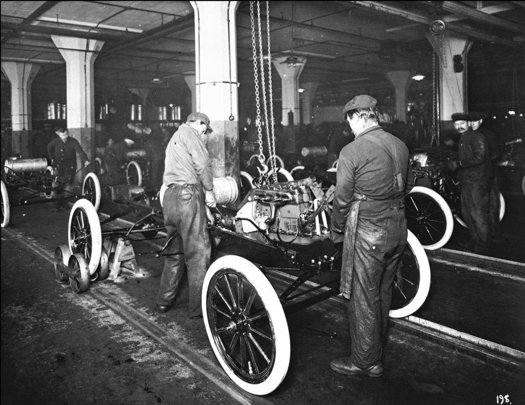 Η μαζική παραγωγή αυτοκινήτων ξεκίνησε το 1913 στο Michigan των ΗΠΑ από τον Χένρι Φορντ, με