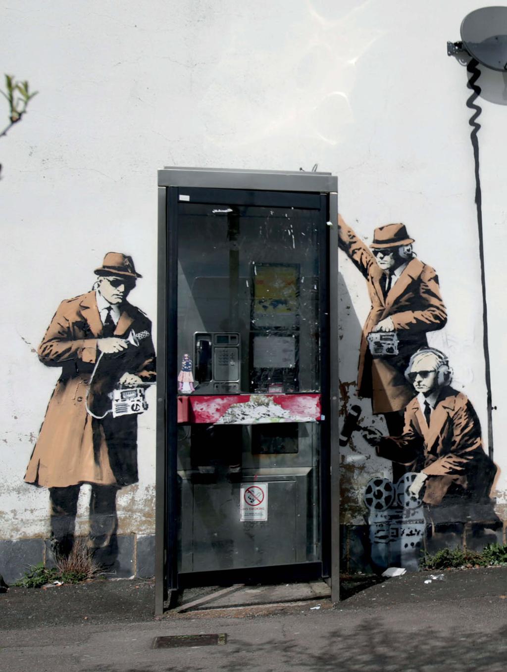 ρεπορταζ Μας ακούνε Δείγμα βρετανικής street art σε τοίχο της λουτρόπολης του Τσέλτενχαμ, πιθανώς το πιο πρόσφατο σχόλιο του μάγου