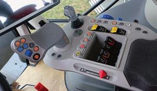 της John Deere. Ανεβαίνουµε έξι σκαλιά και φτάνουµε στη γνωστή καµπίνα McCormick. Είναι φωτεινή και ευρύχωρη και διαθέτει νέα ηµιενεργή ανάρτηση και µεγάλη οθόνη 12 ιντσών Data Screen Manager.
