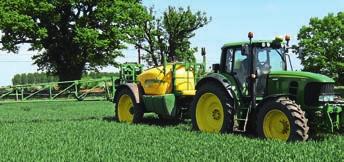 42 Το σχετικά σύγχρονο ψεκαστικό John Deere βγάζει το «ψωµί» του τηρώντας το αυστηρό πρόγραµµα των εφαρµογών στα λαχανικά.