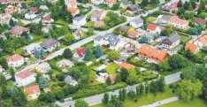 Παράλληλα, το μεγάλο μέγεθος του δημόσιου τομέα κατοικίας, σε πολλές ευρωπαϊκές χώρες σημαίνει ότι το μεγαλύτερο μέρος των προαστίων αφορά εργατικές γειτονιές με κατοικίες δημόσιας ιδιοκτησίας, οι