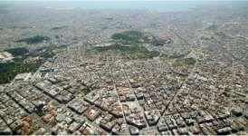 Εικόνα 10: Ελληνικές πόλεις ευρύτερα του κέντρου της Αθήνας (αριστερά), Πολίχνη Θεσσαλονίκης (δεξιά) Πηγή: Greekscapes Σύμφωνα με τον Τσουλουβή (1984: 319), η αγορά γης και κατοικίας και οι