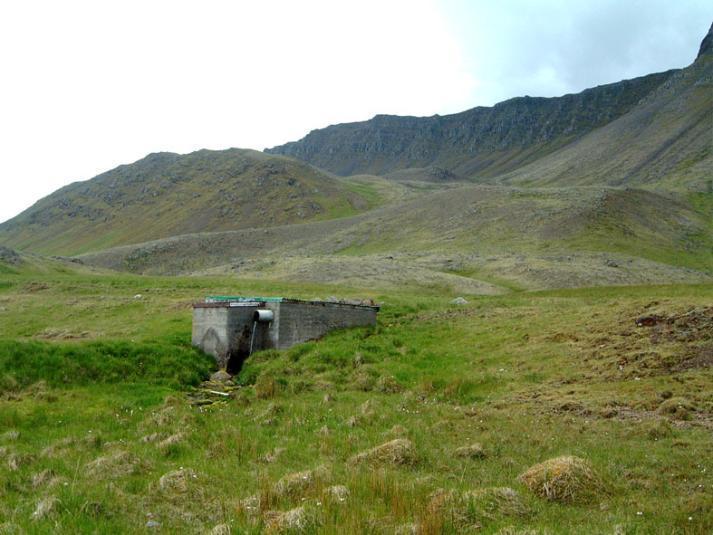 Þétt blágrýtissvæði Þar sem berggrunnur er þéttur, svo sem títt er á hinum tertíeru svæðum landsins, Austf jörðum, Eyjafjarðarsvæðinu, víða á Vestfjörðum og