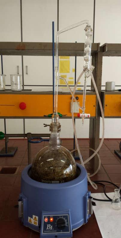Εικόνα 3: Μέθοδοι απόσταξης. (Αmit Tandom, RK-Essential Oils Company) Εικόνα 4: Υδροαπόσταξη στο εργαστήριο α) Απόσταξη με νερό.