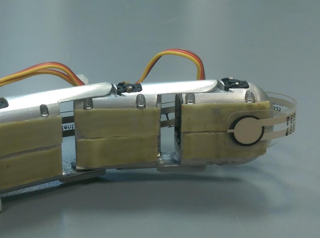 4.5. Έλεγχος επιπρόσθετου ρομποτικού δαχτύλου 66 (a) (b) Σχήμα 4.4: (a) Ο αισθητήρας δύναμης της εταιρίας Tekscan, (b) Τοποθετημένος στο ρομποτικό δάχτυλο.