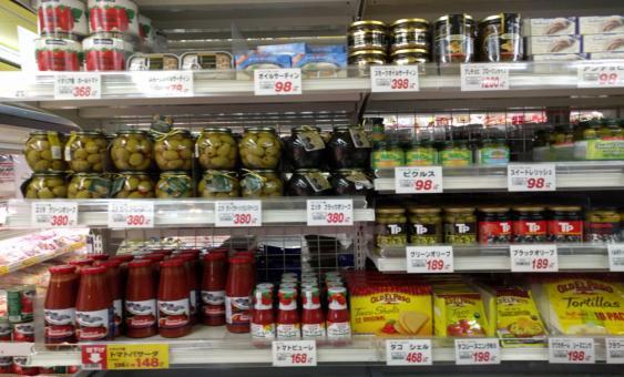 Συνήθως τα εξειδικευμένα καταστήματα έχουν την δική τους ηλεκτρονική διεύθυνση και πωλούν ελαιόλαδο και ελιές επίσης online.