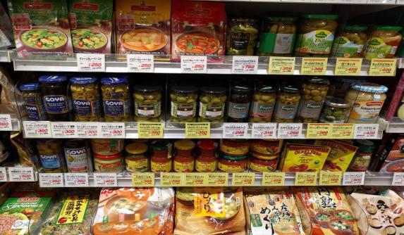 Convenience stores ( kombini ) Λειτουργούν κυρίως μέσω franchising και παραμένουν ανοικτά καθόλη την διάρκεια του 24ώρου.