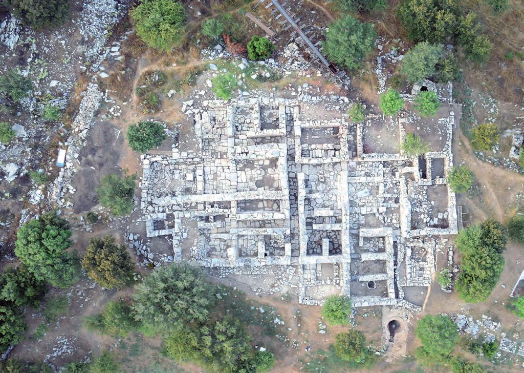 οικισμών και των πάμπολλων λιμανιών, διατηρούσαν παράλληλα ένα μεγάλο κτήριο τόσο ψηλά σε μια ορεινή περιοχή, οδηγεί σε νέους δρόμους τη μινωική αρχαιολογία και της δίνει μία διάσταση ορεινή.