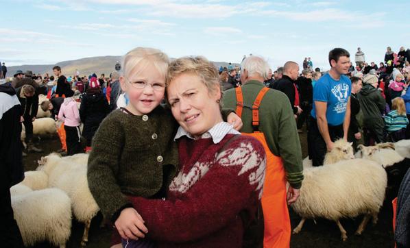 Eins og áður kom fram eru um 50 mjólkurkýr á bænum, í lausagöngufjósi með Weelink-gjafakerfi og tölvustýrðum kjarnfóðurbás þar sem bygg og kjarnfóður er gefið sjálfvirkt eftir nyt, en þau Rúnar og