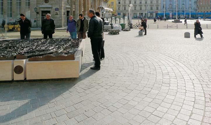 Faza odabira fugirne mase i fugiranje kamenih kocki Navedene karakteristike položenog kamena nužno su zahtijevale i odabir fuga od kvalitetnog materijala, stoga je grupa izvođača iz široke palete