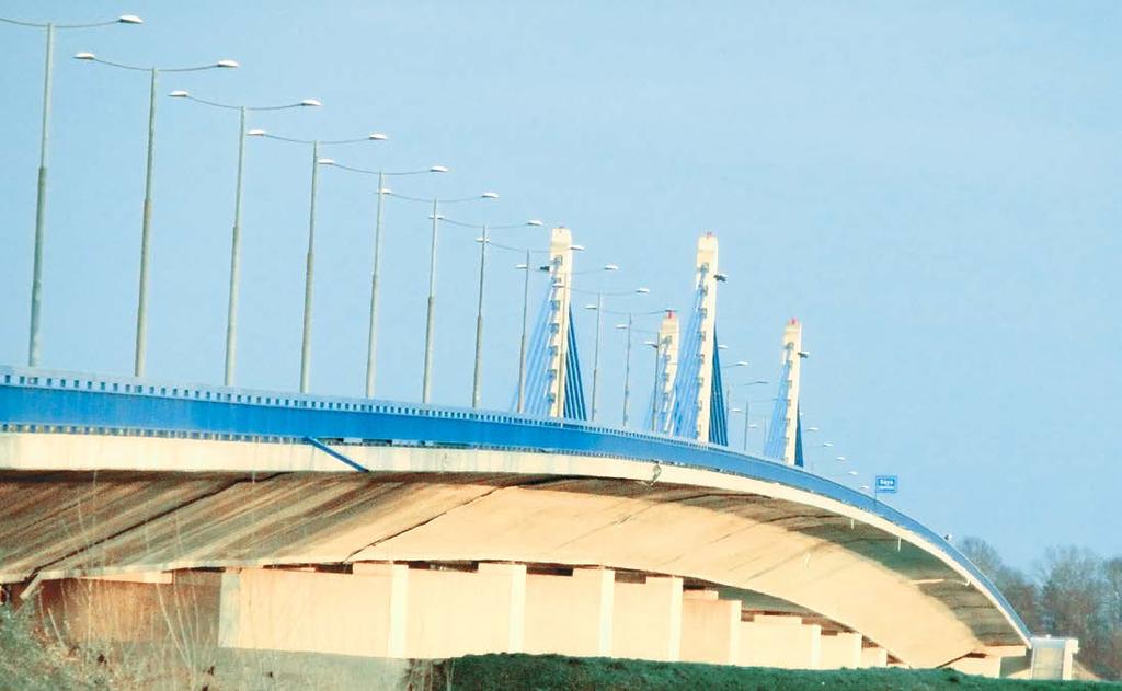 stazom. Sanacija kablova mosta Rasponski sklop mosta je prenapregnuta armiranobetonska konstrukcija. U središnjem dijelu mosta konstrukcija je ovješena na dva pilona i kablove.