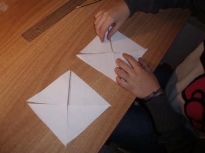 Χώρισε καθένα από τα δυο μικρά τετράγωνα σε τέσσερα επιμέρους και δημιούργησε τα 8 τρίγωνα που της ήταν απαραίτητα, οπότε ήταν πια εύκολο να
