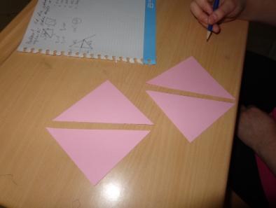 η υποτείνουσα του τριγώνου που δημιουργεί σε καθένα από τα μικρά τετράγωνα