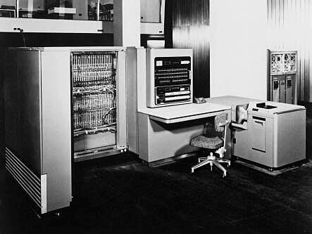 Πρώτα Συστήματα (1950s) Υλικό ακριβό Άνθρωποι φθηνοί ομή Μεγάλες μηχανές ελέγχονται από κονσόλες Συστήματα ενός χρήστη Προγραμματιστής/χρήστης και χειριστής Χαρτοταινίες και διάτρητες κάρτες (punched